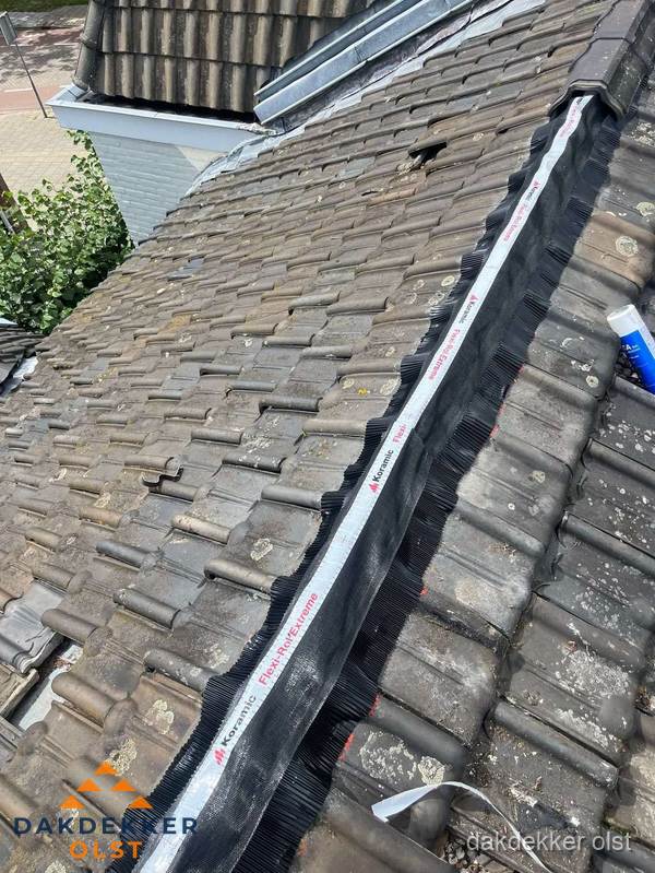 Nokvorst renovatie met Koramic nokrol op schuin pannendak in Olst Nokvorst renovatie met Koramic nokrol op schuin pannendak in Olst