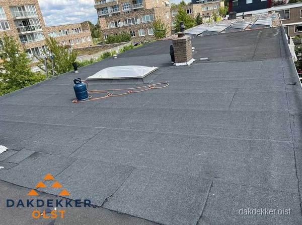Bitumen dakbedekking op plat dak met lichtkoepel en schoorsteen in Olst Bitumen dakbedekking op plat dak met lichtkoepel en schoorsteen in Olst