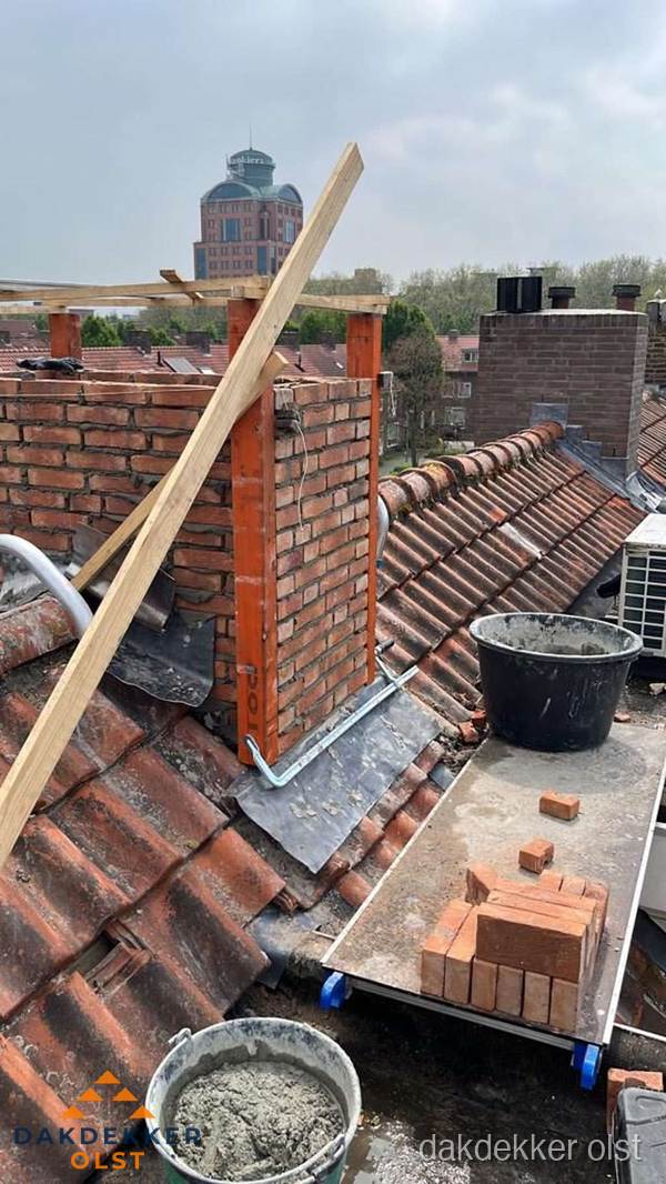 Schoorsteen renovatie met metselwerk op schuin dak in Olst Schoorsteen renovatie met metselwerk op schuin dak in Olst