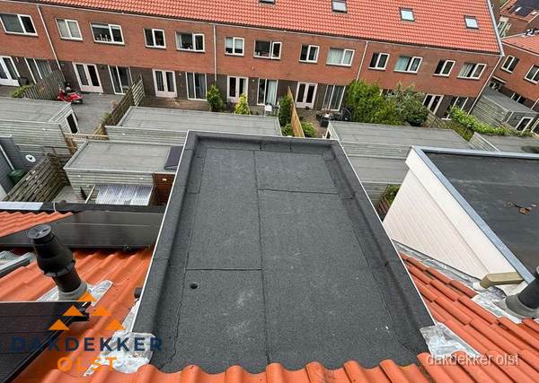 Plat dak met bitumen bedekking naast dakkapel in Olst Plat dak met bitumen bedekking naast dakkapel in Olst