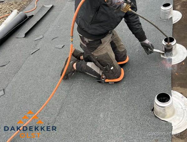 Dakdekker repareert bitumen dakleer bij dakdoorvoer in Olst Dakdekker repareert bitumen dakleer bij dakdoorvoer in Olst
