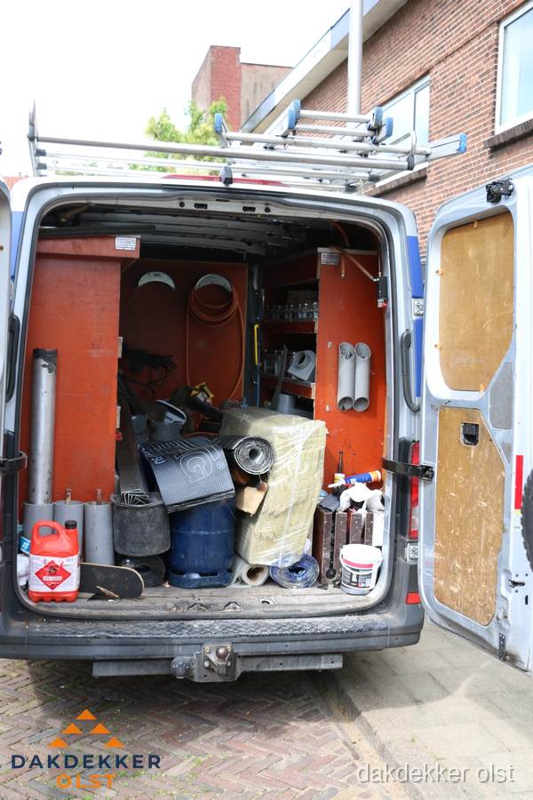Bedrijfsbus van dakdekker met gereedschap en materialen in Olst Bedrijfsbus van dakdekker met gereedschap en materialen in Olst
