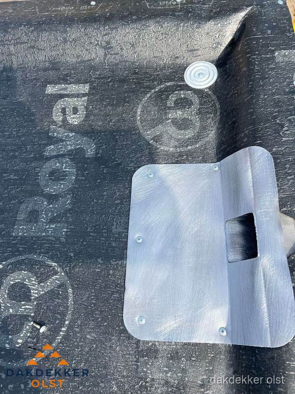 Dakdoorvoer met metalen afvoerplaat op bitumen dak in Olst Dakdoorvoer met metalen afvoerplaat op bitumen dak in Olst